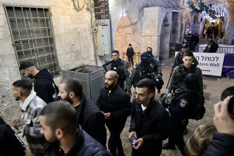 <p>İsrail polisi, işgal altındaki Doğu Kudüs'ün Eski Şehir'inde bulunan Akabe el-Saraya mahallesine baskın düzenledi.</p>
<p> </p>