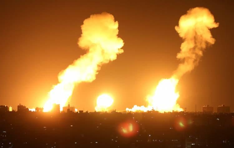 <p>İsrail savaş uçakları, Gazze Şeridi'nin farklı bölgelerine yönelik yeni hava saldırıları düzenledi.</p>
