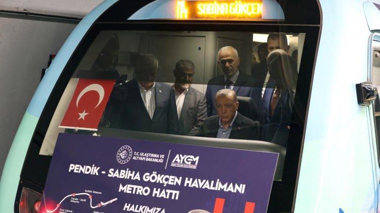 <p><span data-darkreader-inline-color="" style="--darkreader-inline-color:#a95656; color:rgb(165, 42, 42)"><strong>SABİHA GÖKÇEN HAVALİMANI'NA 22 YIL SONRA İLK METRO</strong></span></p>
<p>Ekim ayında Cumhurbaşkanı Erdoğan'ın katılımıyla açılışı gerçekleşen Pendik (Tavşantepe) - Sabiha Gökçen Havalimanı Metro Hattı ile günlük 1 milyon 200 bin yolcu kapasitesi ile bugün hizmete başladı.</p>
<p> </p>