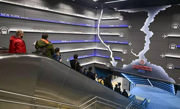 <p><span data-darkreader-inline-color="" style="--darkreader-inline-color:#a95656; color:rgb(165, 42, 42)"><strong>İSTANBUL HAVALİMANI METROSU AÇILDI</strong></span></p>
<p>İmamoğlu’nun inşasını bitiremediği için Ulaştırma ve Altyapı Bakanlığı tarafından devralınan Kağıthane - İstanbul Havalimanı metro hattı süratle bitirilerek 22 Ocak’ta açıldı.</p>