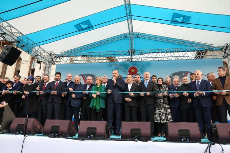 <p>Açılışta konuşan Cumhurbaşkanı Recep Tayyip Erdoğan, hattın 1 ay boyunca ücretsiz olacağını söyledi. Erdoğan, "Gerçi ülkemizde siyaset yapan birilerinin, ne İstanbul'dan ne İstanbul'un sahip olduğu altyapıdan ne de teknolojinin geldiği seviyeden haberleri var.” dedi.</p>