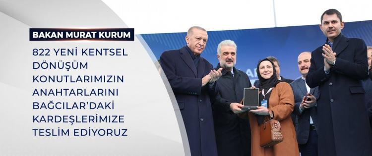 <p><span data-darkreader-inline-color="" style="--darkreader-inline-color:#a95656; color:rgb(165, 42, 42)"><strong>BAĞCILAR'DA DEV AÇILIŞ... KENTSEL DÖNÜŞÜMDE SON SÜRAT</strong></span></p>
<p>Çevre, Şehircilik ve İklim Değişikliği Bakanı Murat Kurum, Bağcılar Toplu Açılış Töreni'nde yaptığı konuşmada "<strong>İstanbul'umuzun her mahallesinde 90 bin konutumuzun dönüşüm çalışmalarına aralıksız devam ediyoruz. Kararlıyız, İstanbul'da 1,5 milyon konutun dönüşümünü gerçekleştirecek ve İstanbul'u afetlere karşı dirençli hale getireceğiz</strong>." diye konuştu.</p>
<p>Üsküdar Çamlıca Camisi'nin eteklerinde örnek bir kentsel dönüşüm projesi yürüttüklerini aktaran Kurum, İstanbul'un çeşitli ilçelerinde kentsel dönüşüm projelerine devam ettiklerini anlatarak, "<strong>İstanbul'umuzu afetlere karşı dirençli hale getireceğiz</strong>" dedi. </p>