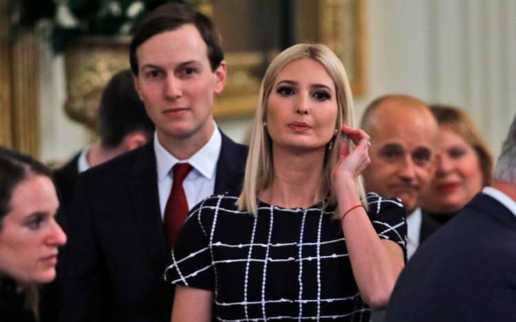 <p><span style="color:#800000"><strong>Çifte yakın kaynaklara göre Jared Kushner bu aşamada iş yaşamını da ön plana koyuyor. Eğer Ivanka babasının yanında olmaya devam ederse, kendisinin bütün önemli iş bağlantılarının avuçlarının arasından uçup gideceğini düşünüyor.</strong></span></p>
