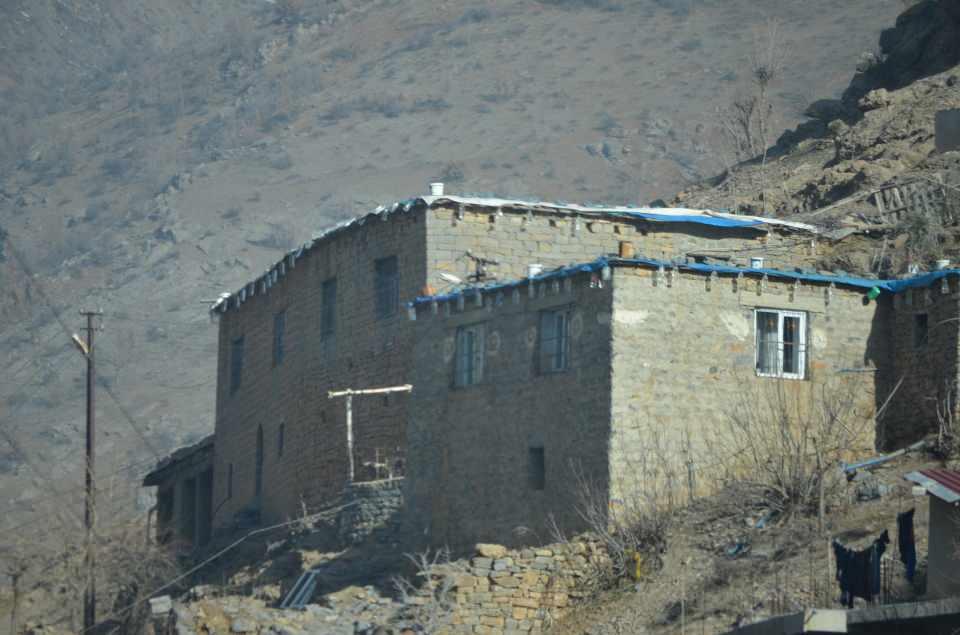 <p>İlçe merkez ve köyleri başta olmak üzere birçok bölgede görülen evler en son asrın felaketi olan Kahramanmaraş merkezli 11 ili etkileyen depremde zarar görmemesi bölge halkını sevindirdi.</p>

<p> </p>
