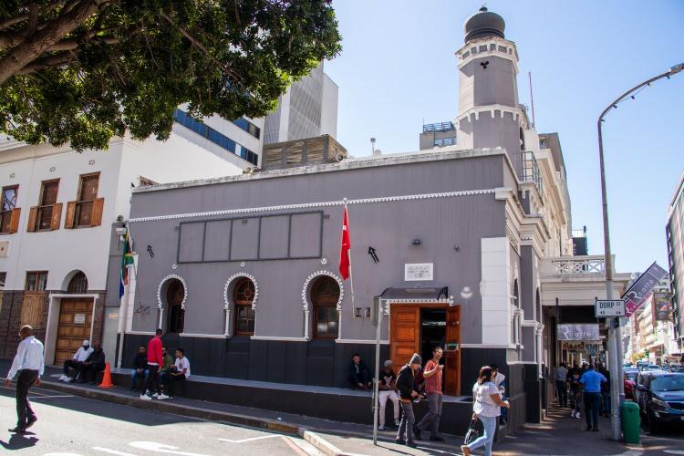 <p> Güney Afrika Cumhuriyeti'nin Cape Town şehrinde bulunan ve Osmanlı Devleti'nin katkılarıyla inşa edilen tarihi Nur'ul Hamidiye Camisi, yaklaşık 139 senedir Osmanlı İmparatorluğu'nun hatırasını yaşatmaya devam ediyor.</p>