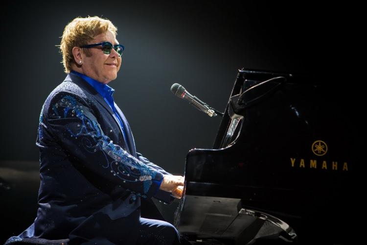 <p><span style="color:#000000"><strong>Birbirinden hit parçalara imza atan Elton John da teklifi reddedenler arasında yer aldı.</strong></span></p>