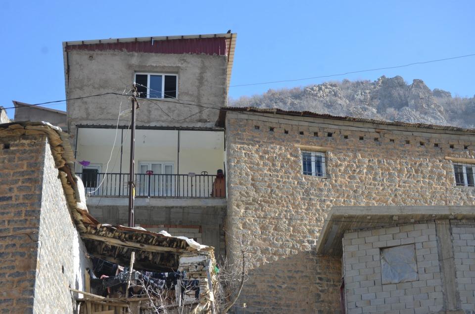 <p>Yakın zamanda da şiddetli depremlerin yaşandığı Türkiye'de, bu taş evlerin sırrının sağlam zeminde inşa edilmesine bağlanıyor. </p>
