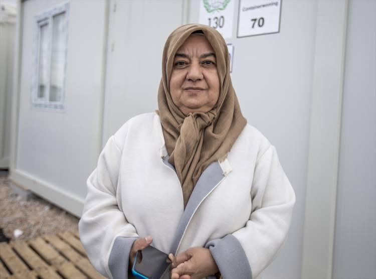 <p><strong>- "Devletimizden Allah razı olsun, her an yanımızda"</strong></p>

<p>Depremzede 59 yaşındaki Nejla Ayyıldız ise "Buradaki hizmetten oldukça memnunuz, bir akraba bile bu kadarını yapmaz. Devletimizden Allah razı olsun, her an yanımızda. Dağına, köyüne, ovasına her yere yetiştiler, Allah razı olsun. Hiçbir eksiğimiz yok çok şükür." değerlendirmesinde bulundu.</p>

<p> </p>

<p> </p>
