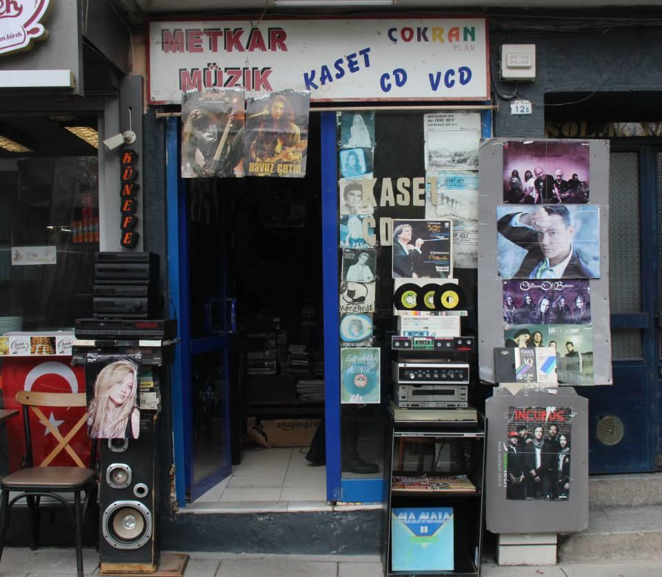 <p>1999 depreminde dükkanımda bulunan 5 bin kasetim, plaklarım ve CD’lerim denizin altında kaldı. 1999 yılından sonra tekrar toplamaya başladım. Satıştan para kazanmaktan çok hobi amacıyla başladım. Şu an 5 bine yakın plak, kaset, kompakt disk gibi malzemelerim var" dedi.</p>
