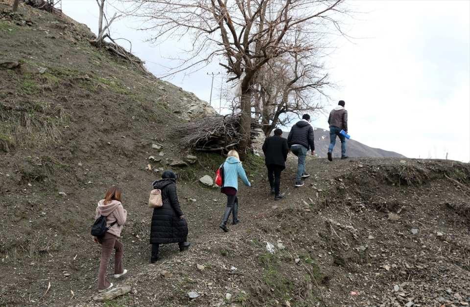 <p>Öğrencileri eğitime kazandırmak amacıyla Karabudak köyünü ziyaret ettiklerini belirten Alabalık, şunları söyledi:</p>
<p>"Amacımız okula devam etmeyen veya henüz okulla tanışmamış öğrencilerimizi ve velileri ikna etmektir. Bu köye ikinci gelişimiz. İşimiz bu. Yılmayacağız. 'Eğitimde feda edilecek tek bir fert yoktur' düşüncesiyle çıktığımız bu yolda devamsız bir öğrenci dahi bırakmayacağız. </p>