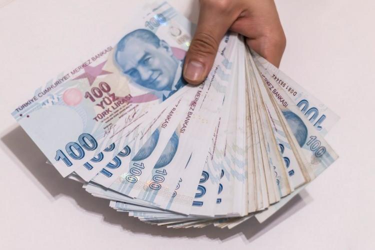 <p>TEMMUZ DÖNEMİ İÇİN DE REFAH PAYI GÜNDEMDE</p>
<p>Çalışma ve Sosyal Güvenlik Bakanlığı ile Hazine ve Maliye Bakanlığı Temmuz döneminde yapılacak maaş artışları için çalışmalara şimdiden başladı. Emekli ve memurlar için refah payı artışı masada yer alırken, memurların Temmuz 2023 döneminde yüzde 6 düzeyinde düşük kalan toplu sözleşme zammının da iyileştirilmesi gündemde yer alıyor.</p>