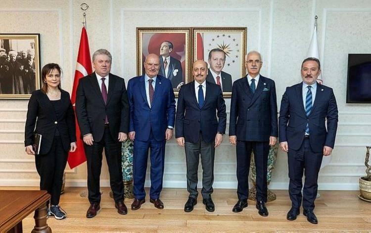 <p>Ankara Ticaret Odası Başkanı Gürsel Baran, yönetim kurulu üyeleriyle birlikte Çalışma Bakanı Vedat Bilgin'i ziyaret ederek iş dünyasının taleplerini paylaştı.</p>
