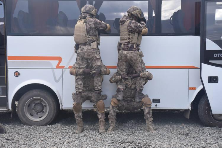 <p><strong>Görevlerini titizlikle yürütüyorlar</strong></p>
<p>Mesleğe başlamadan aldıkları sıkı eğitim sonrası Kars'ın zorlu coğrafyasında görev alan PÖH'ler, kentte terör olayları başta olmak üzere riskli operasyonlara katılıyor.</p>
