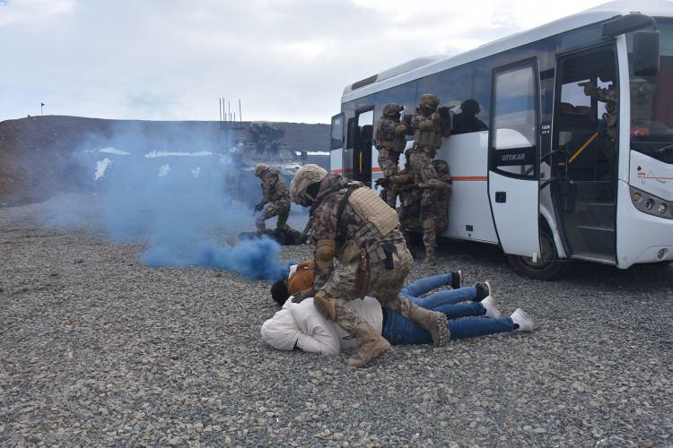 <p>Yıl içinde kentteki atış sahasında uzun namlulu silahlarla atış ve keskin nişancı eğitimlerini sürdüren, otobüs ve binalara yönelik operasyonların da tatbikatını gerçekleştiren özel harekat polisleri, bu eğitim ve tatbikatlar sayesinde her an göreve hazır şekilde bekliyor.</p>
<p> </p>