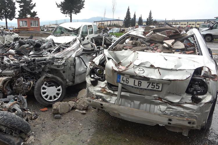 <p>"İnsanların hatıralarını gördüm"</p>

<p>Bazı araçların 4-5 parça halinde otoparka getirildiğini anlatan Yılmaz, "Deprem bölgesinde çok şeyler gördüm, çok acı anlar yaşadım. </p>
