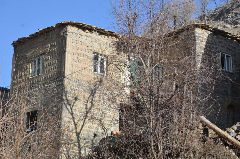 <p>Şırnak’ın Uludere ilçesinde 100 yıllık tarihi taş evler dağ yamacında kurulmuş tek kat, iki kat ve 3 kat olmasına rağmen kolonsuz şekilde depremlere meydan okuyor. </p>
