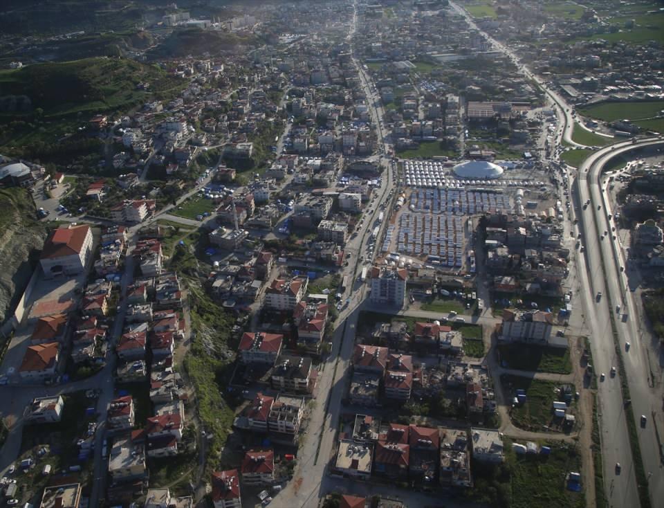 <p>Annesiyle 8 saat sonra enkazdan çıkarılan Emine Sümeyye Yalçın da annesinin operasyonlar geçirdiğini, tekerlekli sandalye yardımıyla taşıyabildiğini kaydetti.</p>

<p> </p>
