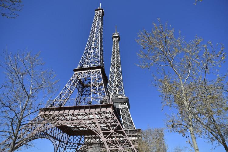 <p>Fransa’nın başkenti Paris’te bulunan Eyfel Kulesi’nin 200 metre gerisine "Eiffela" ismi verilen bir benzeri kule daha inşa edildi. Sanatçı Philippe Maindron tarafından inşa edilen Eiffela, 10 Nisan’a kadar sergilenecek.</p>
