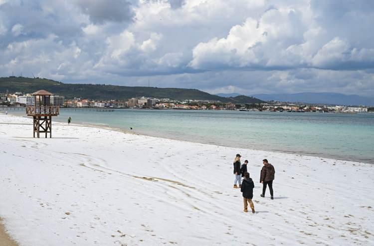 <p>Çeşme Belediye Başkanı Ekrem Oran, gazetecilere yaptığı açıklamada ilçede bu ölçüde dolu yağışının daha önce görülmediğini, belediye ekiplerinin ulaşımdaki aksamalara ve sokaklarda oluşan dolu ve su birikintilerine müdahale ettiğini, şu ana kadar önemli bir olumsuzluk yaşanmadığını söyledi.</p>
