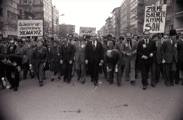 <p> MHP Genel Başkanı Türkeş, 7 Mayıs 1978'de partisince Ankara'da düzenlenen yürüyüşe katılmıştı. </p>
