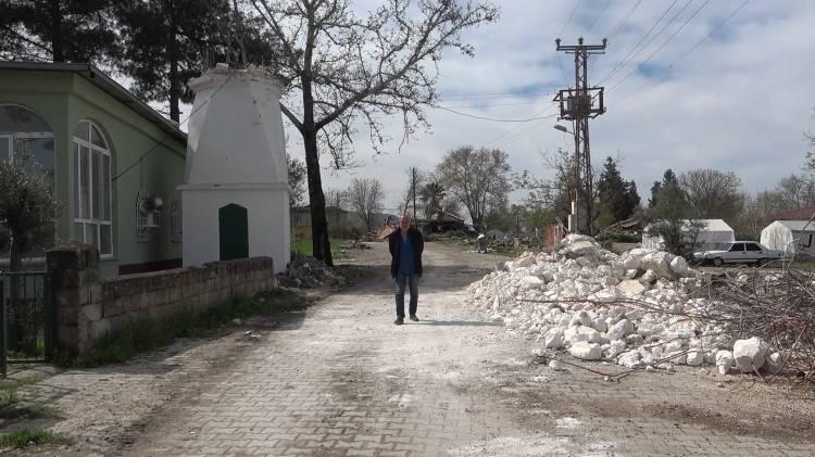 <p>Kahramanmaraş merkezli depremlerden etkilenen ilçelerden Türkoğlu'na bağlı Göllühüyük Mahallesi'nde enkaz altında kalan 18 kişi hayatını kaybetti. 2 yıl önce yaptırılan cami minaresi ile 16 evin yıkıldığı mahallede, sadece 4 ev ayakta kalabildi. </p>

<p> </p>

