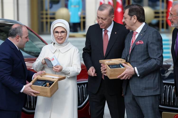 <p><strong>''TOGG'A UYGUN KREDİ MÜMKÜN OLABİLİR''</strong></p>

<p><br />
<br />
Cumhurbaşkanı Recep Tayyip Erdoğan, ''Aracı özendirmek adına kamu bankaları önümüzdeki günlerde kredi paketi açıklar mı?'' sorusuna da ''Olabilir. Niye olmasın? Kamu bankalarının bu noktada kredi yastıkları müsaittir. Hele hele araçlara bunu rahatlıkla yapabilirler. Konutlarda bunu nasıl yapıyorsak otomobilde de bunu yapmak mümkündür.'' yanıtını verdi.</p>
