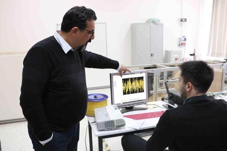 <p>Laboratuvar çalışması ve test aşaması tamamlanan projede heyelan bölgesine fiber optik kablolar döşenerek, kütle hareketleri GPRS sistemi ile izlenecek. TÜBİTAK tarafından desteklenen proje ilk kez Yalova'da uygulanacak. Olası İstanbul depreminde en fazla etkilenecek illerin başında gelen Yalova'da deprem sonrası oluşacak heyelanlarda can kaybının önüne geçilmesi hedefleniyor.</p>
