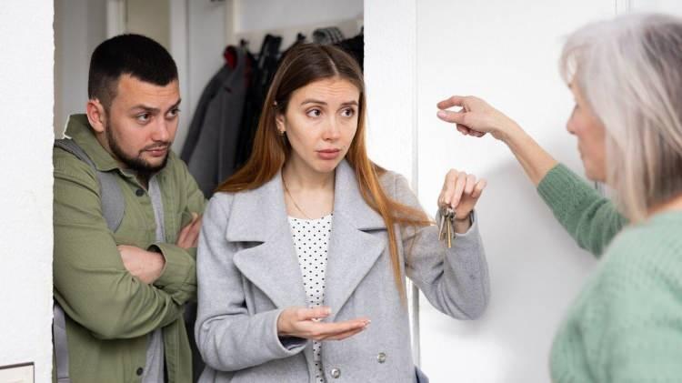 <p><strong>ENFLASYON FARKI HESAPLIYORLAR</strong></p>

<p><br />
Bu kapsamda avukat yolunu tutan ev sahipleri kiracının 5 yıllık geçmişini masaya yatırıyor. Eğer kiracı 5 yılda kirasını düzenli ödemişse bu noktada kira zamlarına bakılıyor. Kanunen kira zamları o yılın enflasyon oranına göre yapılması gerekiyor.</p>
