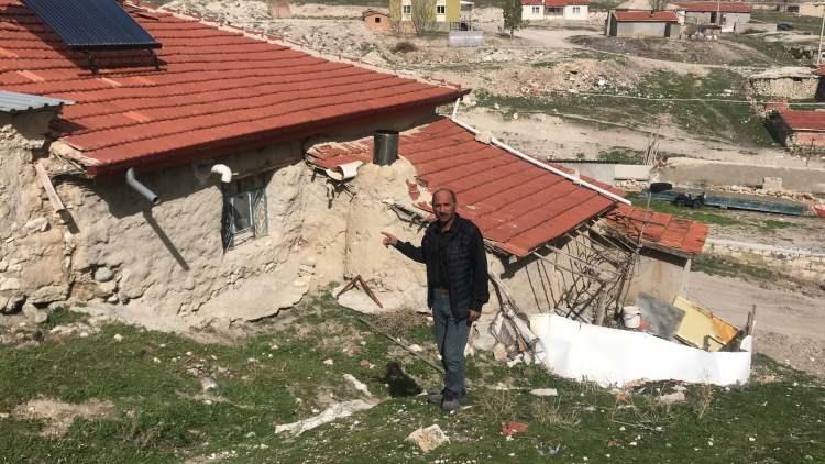 <p>Afyonkarahisar'da 3 Şubat 2002'de meydana gelen 6.0 ile 6.3 büyüklüğündeki depremler Çay, Sultandağı ve Bolvadin ilçelerinde yıkıma neden oldu. Depremde 42 kişi yaşamını yitirdi, onlarca bina hasar aldı. Kayıtlara 'Çay depremleri' olarak geçen felaketin ardından Bolvadin ilçesinde yarıklar oluştu, yüzey deformasyonları görüldü. </p>
<p> </p>