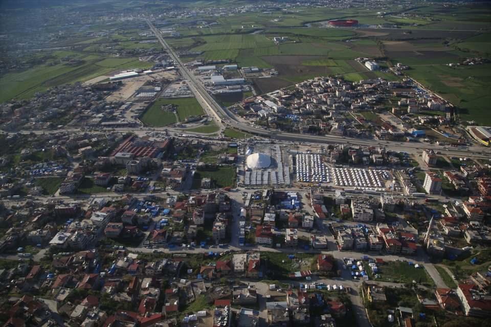 <p>Sıcak yemeklerinin her öğün verildiğini vurgulayan Koç, "Allah devletimize, milletimize zeval vermesin. Engelli çocuğuma bakıyorum, burada tüm ihtiyaçlarımızı karşılıyorlar. İnşallah yeni evlerimize de kavuşuruz." dedi.</p>
<p> </p>
