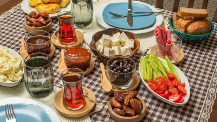 <p><em><span style="color:rgb(75, 0, 130)"><strong>“Susama hissi duymasanız bile iftar ve sahur arasında sık sık su için. Suya ek olarak kafein içeren içecekler yerine de süt, ayran, sade soda, taze sıkılmış meyve-sebze suları, ıhlamur ve kuşburnu gibi bitki çayları tercih edebilirsiniz”</strong></span></em><span style="color:rgb(0, 0, 128)"><strong> ifadelerini kullandı.</strong></span></p>