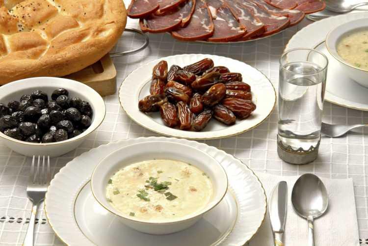 <p><span style="color:#000080"><strong>Ramazan ayında suyun önemine de değinen Doç. Dr. Sarıakçalı </strong></span></p>
