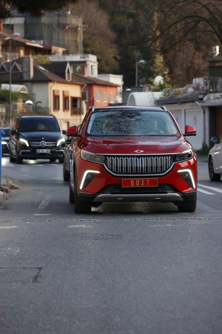 <p><strong>''TOGG ANLATILMAZ YAŞANIR''</strong></p>
<p> </p>
<p><strong>''Bu muhteşem akıllı cihazın üretilmesi için büyük bir irade koyan başta Cumhurbaşkanımız Sayın Recep Tayyip Erdoğan olmak üzere emeği geçen herkese şükranlarımı sunuyorum'' </strong>dedi.</p>