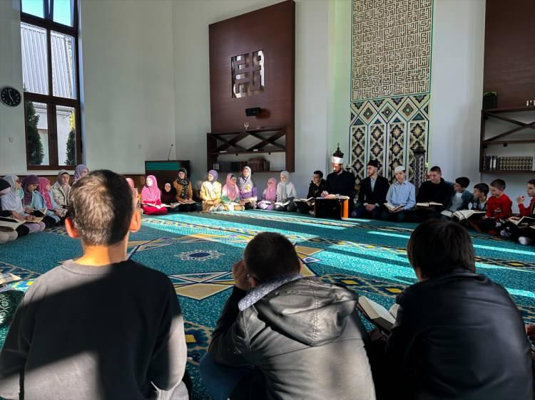 <p>İmam Senaid Isakovic, Luzani Camisi'nde ilk kez düzenlenen çocuk mukabelesine ilişkin AA muhabirine, mektepte yaklaşık 250 öğrencinin bulunduğunu söyledi.</p>
<p> </p>