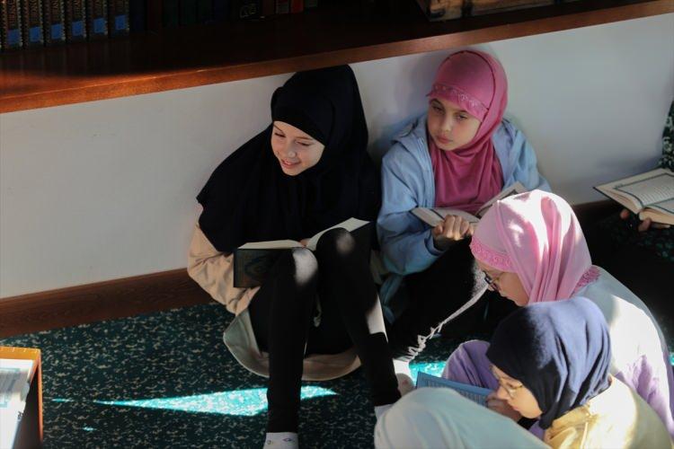 <p>Çocukların okuldan sonra camiye geldiklerini anlatan Isakovic, "Çocukların çoğu oruç tutuyor. Bazen yorgun da oluyorlar ancak Kur'an-ı Kerim okumaktan vazgeçmiyorlar." diye konuştu.</p>
<p> </p>