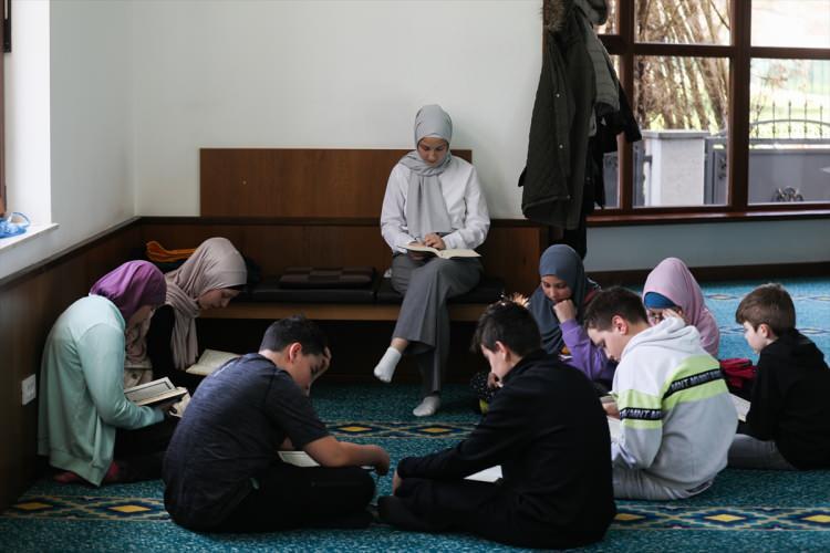 <p><strong>- "Cami, dünyadaki en güzel yer"</strong></p>
<p>15 yaşındaki Ishak Mahmutovic de ikinci sınıftan bu yana mukabele dinlediğini söyleyerek, "Şimdi ise mukabele okuyorum. Kendimi bildim bileli camiye geliyorum." şeklinde konuştu.</p>
<p> </p>