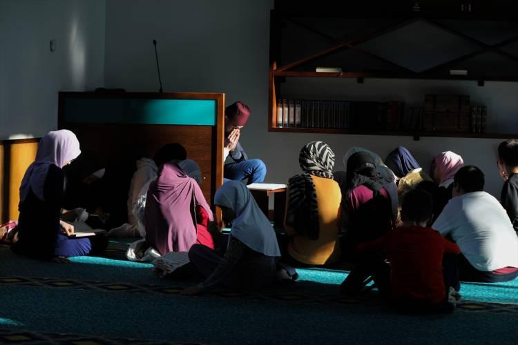 <p>Büyüyünce hafız olmak istediğini belirten Mahmutovic, "Hıfza başladım. İmama daha iyi Kur'an-ı Kerim okumak istediğimi söyledim. Bakara Suresi'nden 10 sayfa ezberledim." dedi.</p>
<p> </p>
