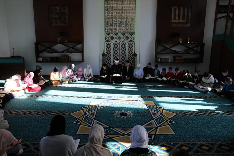 <p>Mahmutovic, camilerinde ilk kez düzenlenen çocuk mukabelesinde yer almaktan mutluluk duyduğunu dile getirerek, "Cami, benim için dünyadaki en güzel yer." değerlendirmesinde bulundu.</p>

<p> </p>
