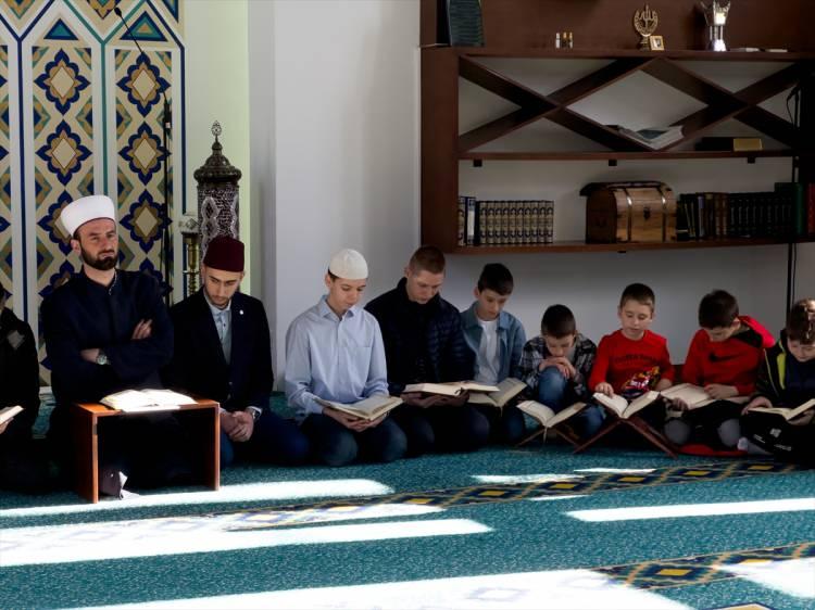 <p>Mukabelenin 10 kadın hafız tarafından her gün öğle namazının ardından okunduğunu anlatan Godinjak, mukabeleyi takip etmek için Saraybosna'nın dört bir yanından kadınların tarihi camide buluştuğunu söyledi.</p>

<p> </p>
