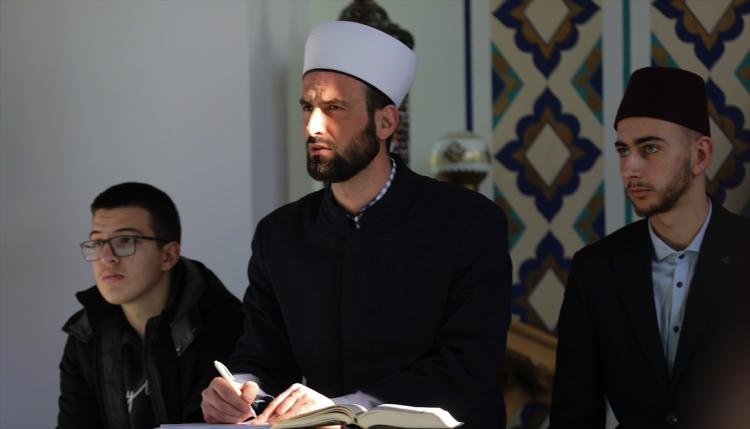 <p>Godinjak, kadınlar mukabelesinin Bosna Hersek'in en güzel ramazan geleneklerinden biri olduğunu dile getirerek, başka ülkelerde bu tarz örneklere sık rastlanmadığının altını çizdi.</p>
<p> </p>