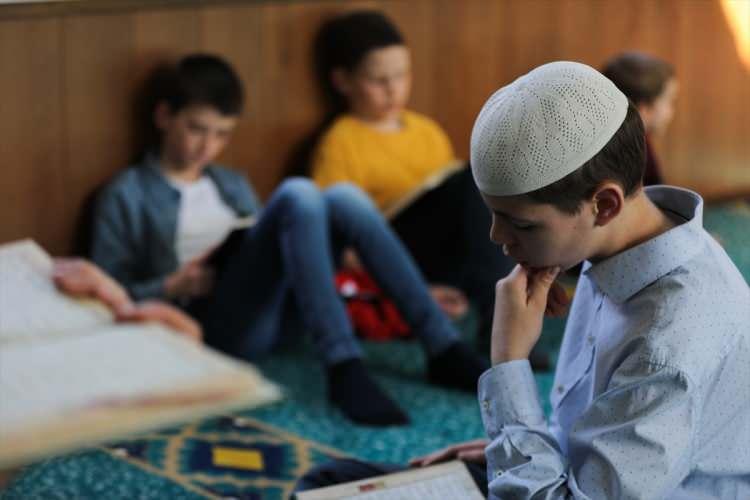 <p>Mubina Suljic de iki yıldır Hacı Camisi'ndeki mukabelede yer aldığını belirterek, "Kadınlar mukabelesini çok duydum ancak geçen yıl dahil olabilme şansı buldum. Bu yıl da yer aldığım için oldukça mutluyum." ifadelerini kullandı.</p>
<p> </p>