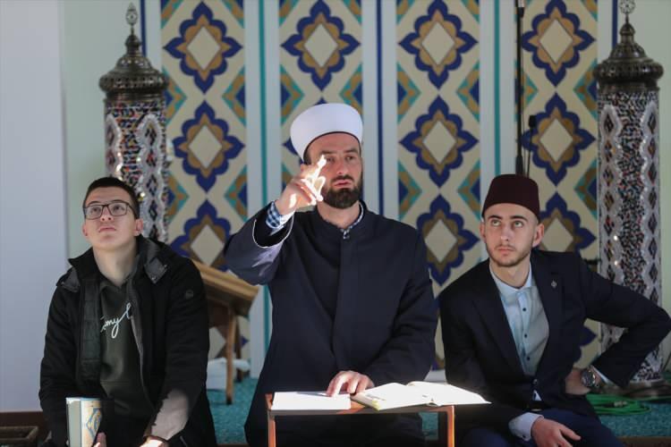 <p>Kadınlar mukabelesi geleneğinin sürdürüldüğü başkentteki Hacı Camisi, Vekil Harç tarafından 1541 ile 1561 yılları arasında inşa edildi. Cami, geçmiş yıllarda Saraybosna'dan hacca giden hacı adaylarının uğurlama yeri olarak da kullanılıyordu.</p>

<p> </p>
