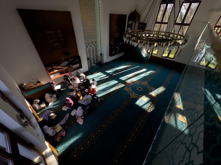 <p>Saraybosna'da 1697'de çıkan büyük yangında hasar gören cami, mahalle sakinleri tarafından onarılarak yeniden ibadete açıldı.</p>