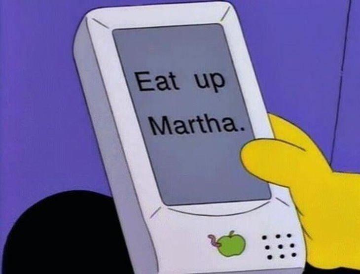 <p><strong><span style="color:#000000">1995'TE YAYINLANAN BÖLÜM TÜYLER ÜRPERTTİ</span></strong></p>

<p><span style="color:#B22222"><strong>Akıllı telefonlar henüz icat edilmemişken, The Simpsons'ın 1994 yılında yayınlanan Lisa on Ice bölümünde dokunmatik telefon görülüyor. Logo da ise şu an günümüz teknolojilerini kasıp kavuran apple şirketinin 'elma' şekli var.</strong></span></p>

