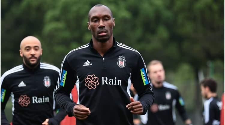 <p>* Atiba Hutchinson / Beşiktaş<br />
<br />
* 40 yaşında<br />
<br />
* Orta Saha</p>