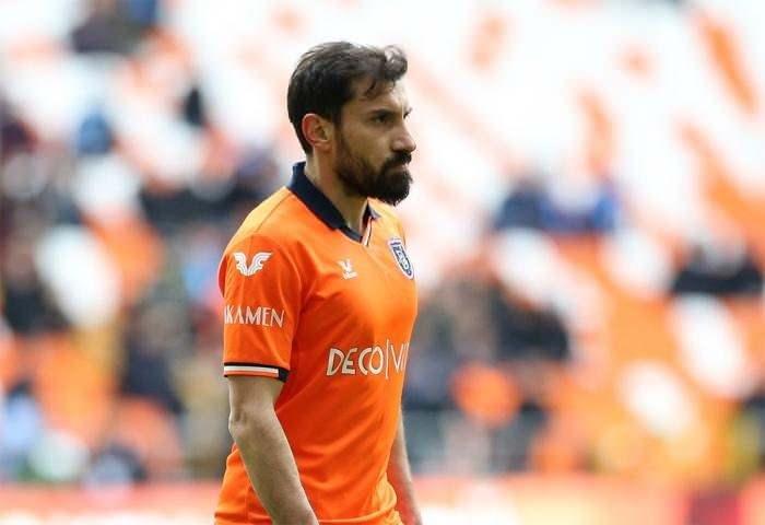 <p>* Şener Özbayraklı / Başakşehir<br />
<br />
* 33 yaşında<br />
<br />
* Sağ Bek</p>