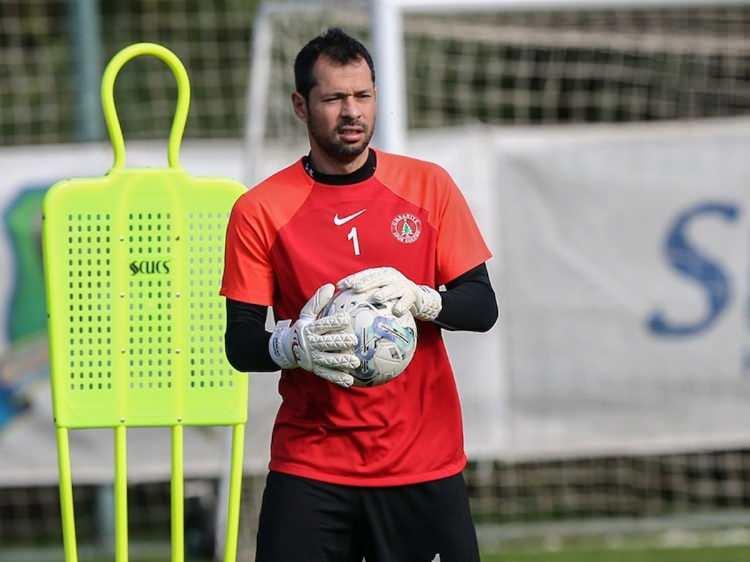 <p>* Serkan Kırıntılı / Kaleci<br />
<br />
* 38 yaşında<br />
<br />
* Kaleci</p>