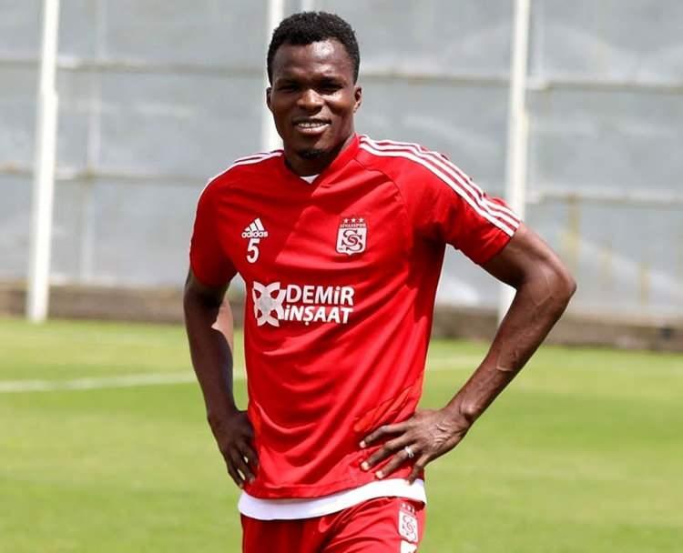 <p>* Issac Cofie / Sivasspor<br />
<br />
* 31 yaşında<br />
<br />
* Orta Saha</p>
