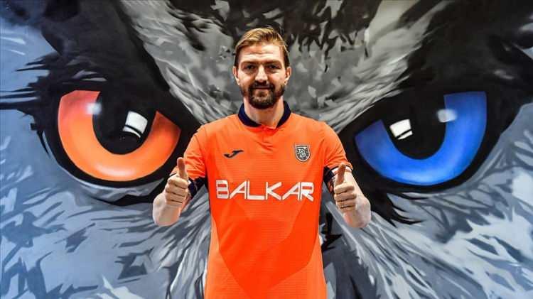 <p>* Caner Erkin / Başakşehir<br />
<br />
* 34 yaşında<br />
<br />
* Sol Bek</p>

