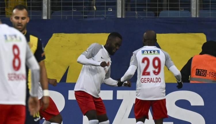 <p>* Geraldo / Ümraniyespor<br />
<br />
* 31 yaşında<br />
<br />
* Sağ Kanat</p>
